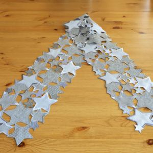 Tafelloper - Kerst - Grijs met zilveren en witte sterren - 20 x 160 cm