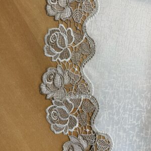 Tafelkleed - Grof kant wit - met rand van kant- bruine rozen - rond 170 cm
